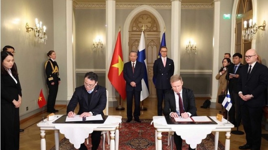 Party leader, Finnish President witness signing of bilateral cooperation documents